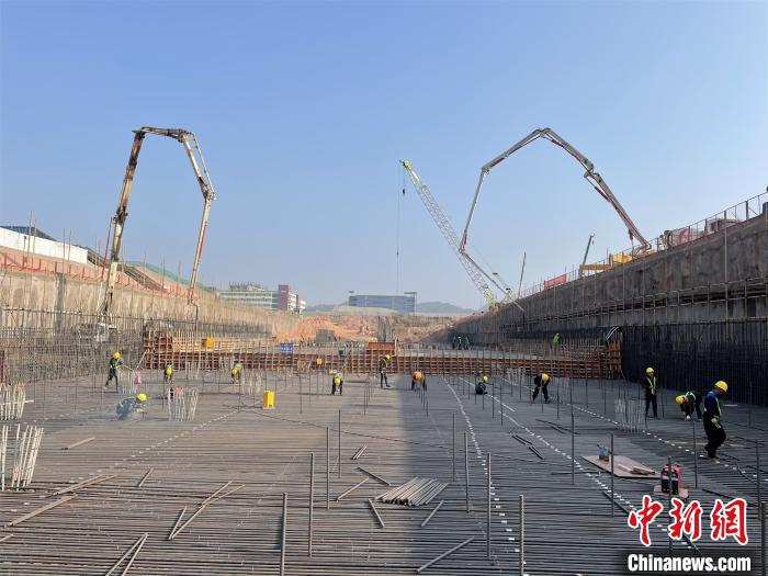 图为赣深高铁河源东站综合交通枢纽项目施工现场。　杨陈豪 摄