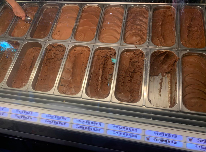 △ 宫原眼科冰淇淋的菜单及柜台。这里的巧克力口味确实超过 10 种。图片来源 | 宫原眼科、TripAdvisor