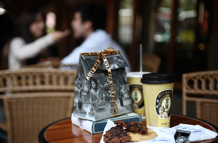 △ “宫原珍奶”的包装设计。图片来源 | 宫原眼科