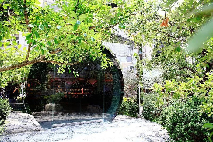 △ 日出的“栎社”门店以诗词古文为主题，连冰淇淋上的巧克力都做成了杉树。图片来源 | 台湾旅行趣、travel.yam.com、blog.udn.com