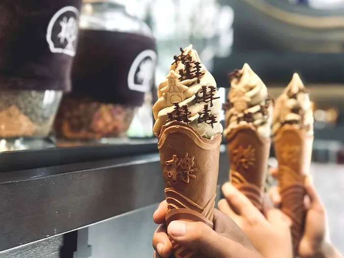 △ 日出的“栎社”门店以诗词古文为主题，连冰淇淋上的巧克力都做成了杉树。图片来源 | 台湾旅行趣、travel.yam.com、blog.udn.com