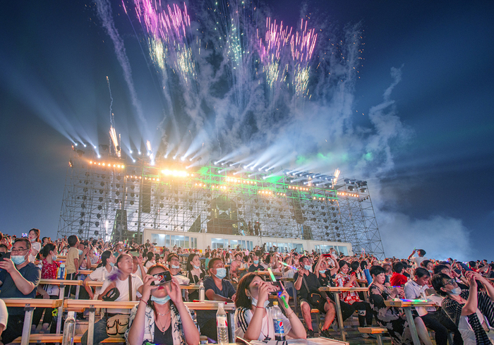 8月16日晚，第30届青岛国际啤酒节闭幕。图源：东方IC