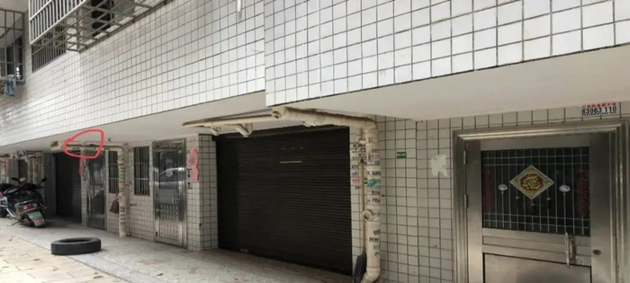 ▲陈江发现隐藏的小型摄像头