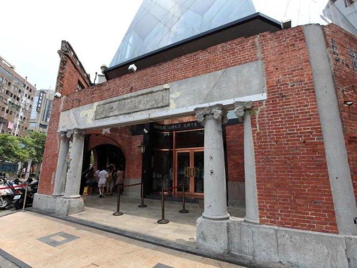 △ 宫原眼科正门修复前后。这栋建筑物曾在 1999 年遭遇 921 大地震，2008 年台风“卡玫基”过境后彻底沦为危楼，于同年被下令限时拆除。图片来源 | 宫原眼科、台中观光旅游网