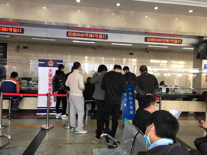 京朝车管所的夫妻变更业务柜台繁忙。 新京报记者 金贻龙 摄