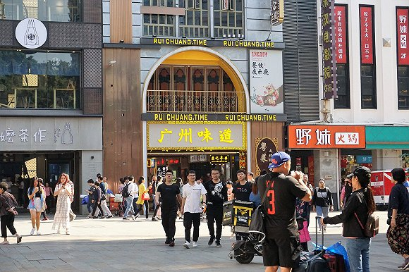 在过去的改造中，北京路曾加大餐饮比重来进行引流（图片来源：cfp）