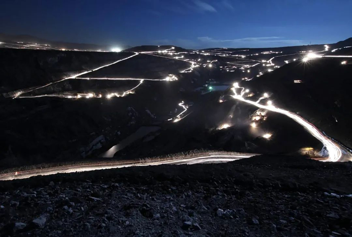 祁连山脚下的木里矿区。