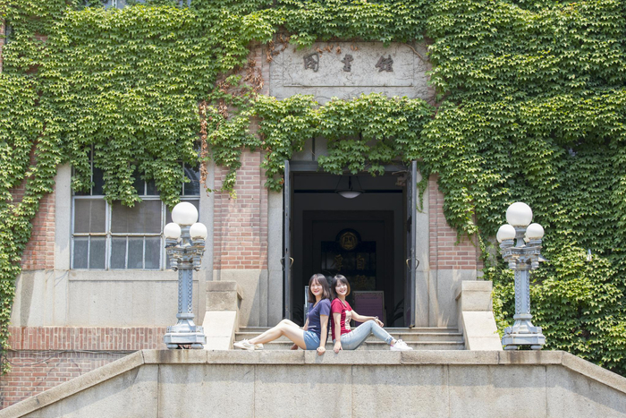 清华毕业生月亮（左）和乐乐（右），一起创建了985相亲平台。受访者供图