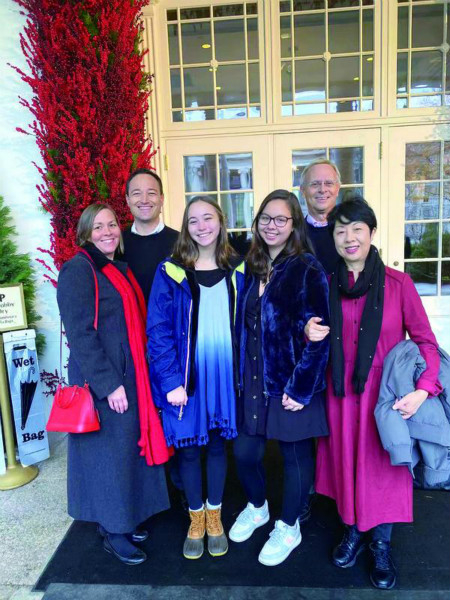 图说：林晓东（右一）和丈夫（右二）及女儿（右三）参加2019白宫圣诞晚宴。