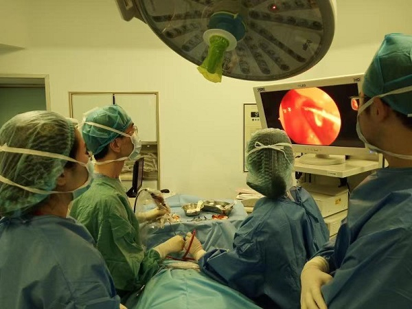 图说：李吉平团队为小鹏成功实施未栓塞的鼻内镜下鼻咽纤维血管瘤切除手术 来源/医院提供