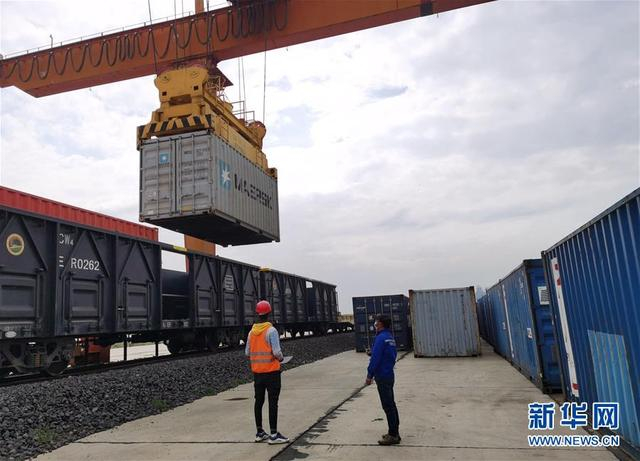 在埃塞俄比亚英多得货场，中国和埃塞的工作人员监督集装箱装车作业 图片来源：新华社