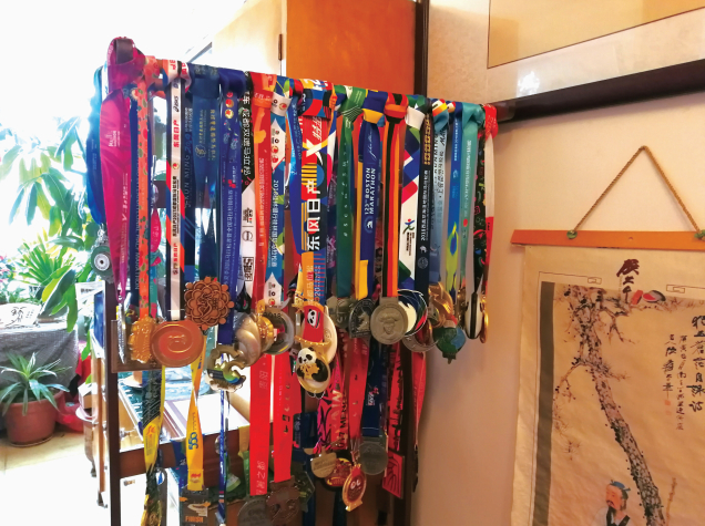 梁小哥近年来参加马拉松比赛获得的奖牌 供图