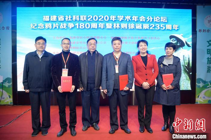 图为优秀论文颁奖仪式。　李南轩 摄