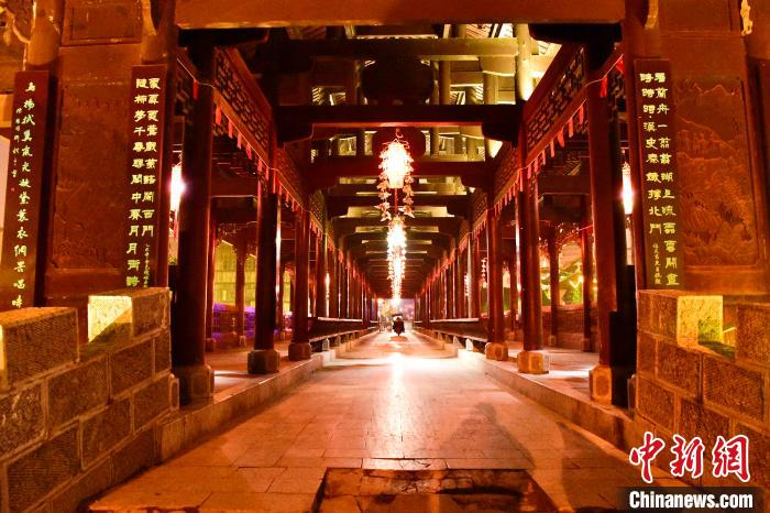 始建于1737年的涵秀廊桥于2014年重建。桥长60米，宽10米。廊桥过道挂满了秀山花灯，民族风情浓郁。　罗永皓 摄