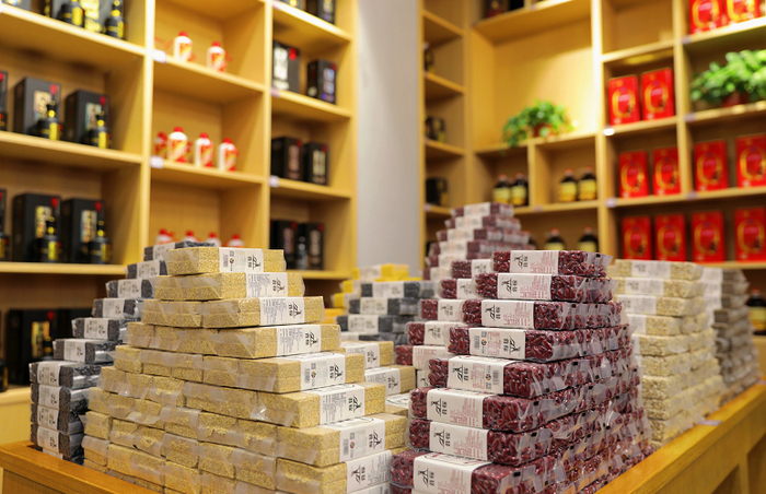 　　在山西省忻州市杂粮产业发展中心展示的各类小杂粮。（资料图片）