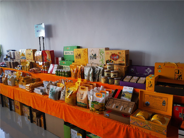在山西省忻州市杂粮产业发展中心展示的各类小杂粮。新华社记者吕梦琦摄