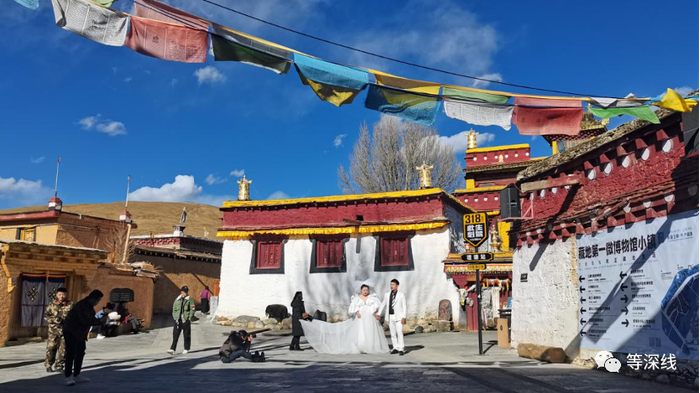 游客在理塘县勒通古镇拍摄婚纱照。如今，这里已经变成了网红打卡点。《等深线》记者&nbsp;郑丹 摄