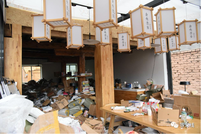 丁真的粉丝送的包裹堆满了仓央书房，其中大多是书籍。《等深线》记者&nbsp;郑&nbsp;摄