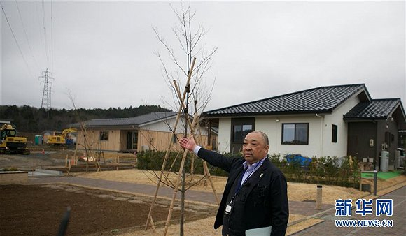 政府企划调整课课长菅原佑树向记者介绍情况（新华社记者王子江于2月26日摄）
