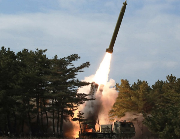 轮式600毫米超大口径制导火箭炮采用“太脱拉”8×8重型卡车底盘