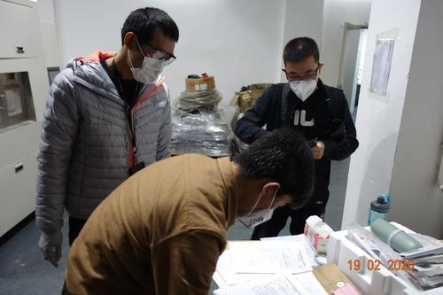 执行员当场向申请人送达查封清单
