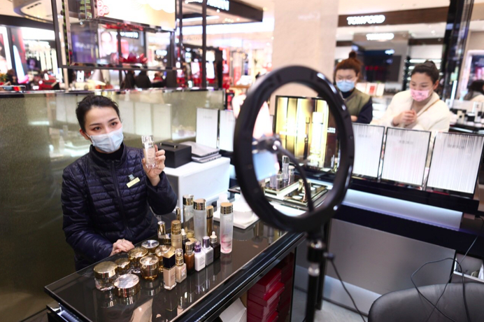 杭州武林银泰百货某化妆品柜台前。&nbsp;图/资料图片