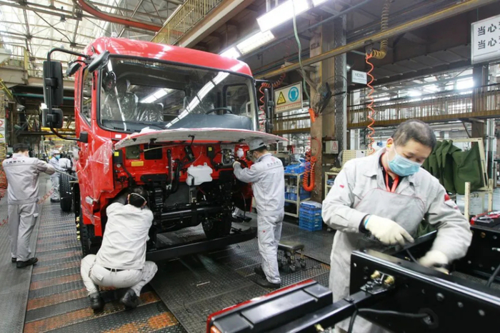 （东风商用车公司位于十堰的工厂加急生产防疫物资车辆。受访者供图。）