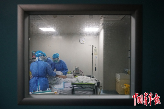  2月29日凌晨，武汉市第一医院负压ICU隔离病房，护士们在护理病人。中青报·中青网见习记者&nbsp;李强/摄