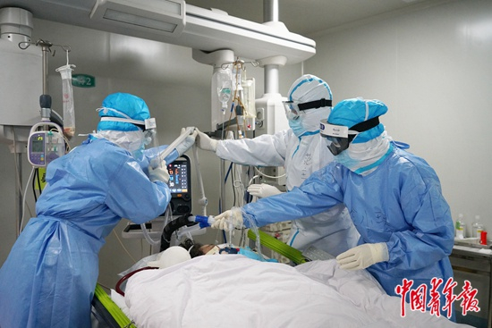 2月29日凌晨，武汉市第一医院负压ICU隔离病房，护士们帮一位昏迷的新冠肺炎病人翻身。中青报·中青网见习记者&nbsp;李强/摄
