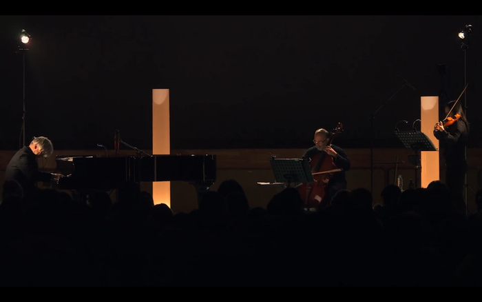 坂本龙一对听众说，请尽量以最舒服的状态享受音乐