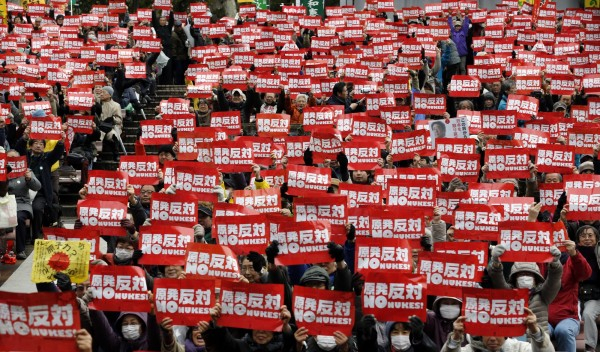 他们聚集在皇居附近的日比谷公园，各界人士在音乐的伴随之下，一个接一个地发表演说。参与示威活动的人数一度达到10万人。人群还行进至政府办公地点，到达国会，并将请愿书交给国会议员。