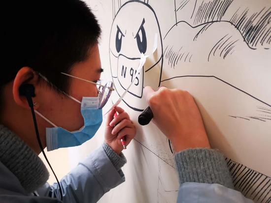董婉婷在医院绘制墙画。