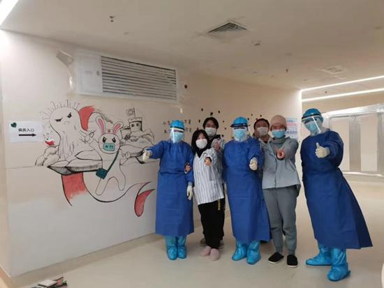 患者组成的志愿者小分队与医护人员合影。