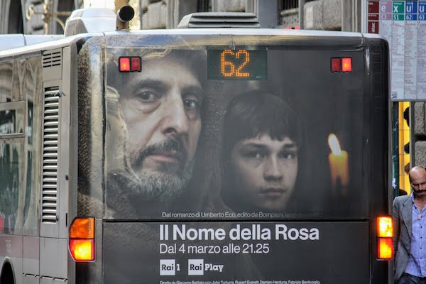 罗马公交车上的《玫瑰的名字》电视剧宣传剧照 © 周之桓