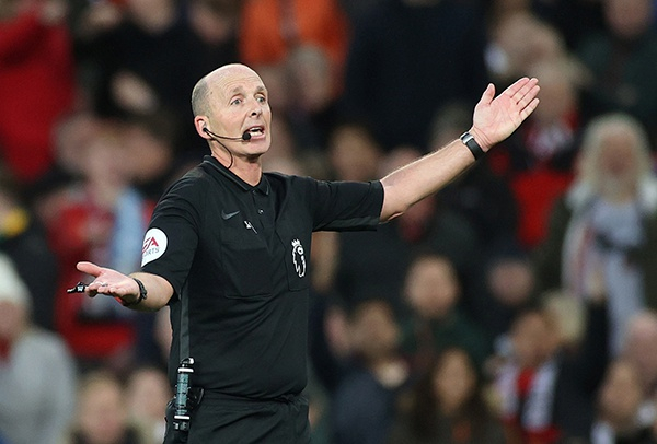 麦克·迪恩的特色就是执法动作夸张。视觉中国 资料