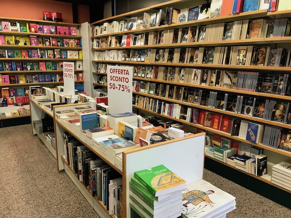 位于意大利博洛尼亚的某书店，很多高质量图书竟然半价甚至二五折。© 周之桓