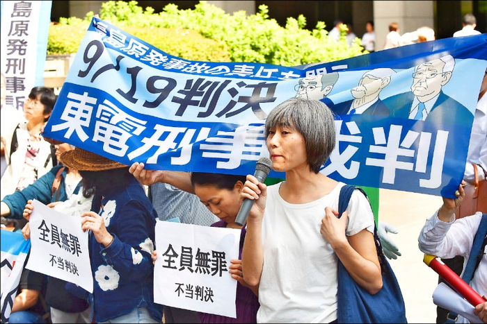 在法院前表示抗议的民众