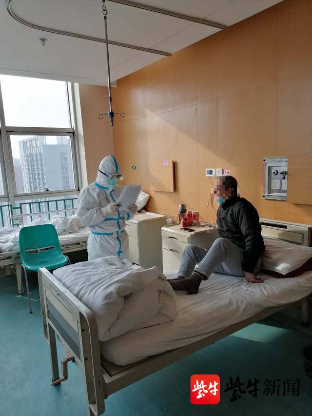 陆主任正在查房