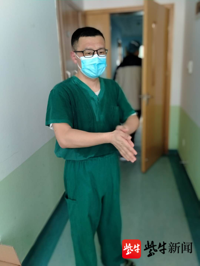 脱下防护服后，陆主任两层内衣全部湿透