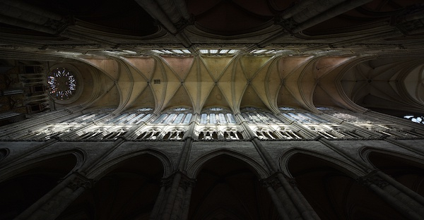 图5 亚岷主教堂内殿，1220-1366，法国，摄影 © MN