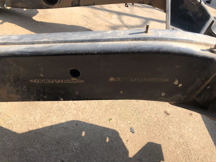 原装车架被取下后，上面可见有两个车架号。受访者供图