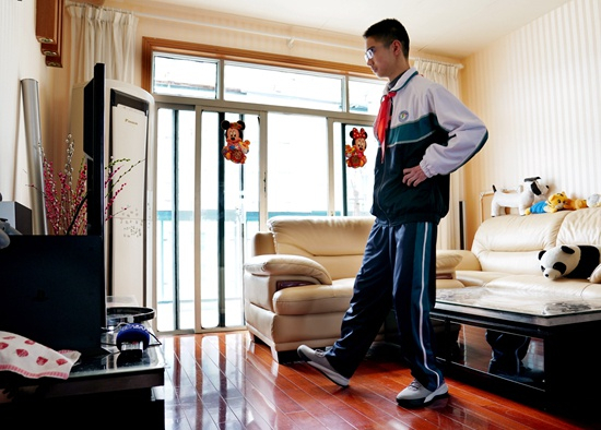 上海市三门中学一初二学生跟随在线教育体育课老师学习居家健身操。新华社供图