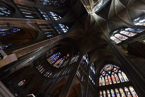 图8 梅斯主教堂内部，1220-1520 ，法国，摄影 © MN