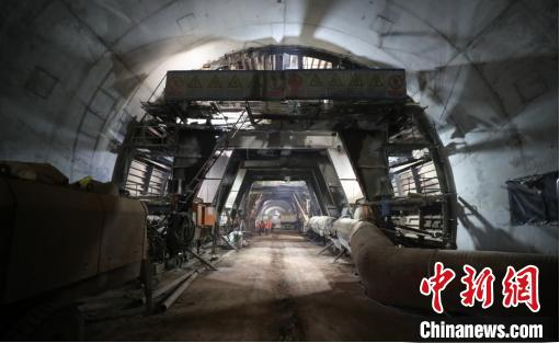 图为正在挖掘中的国道310南移项目地坑院隧道。河南省交通运输厅供图