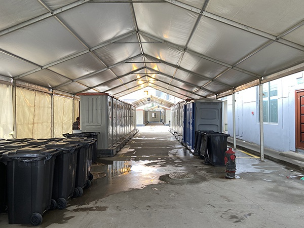 东西湖方舱内配置了150台移动厕所