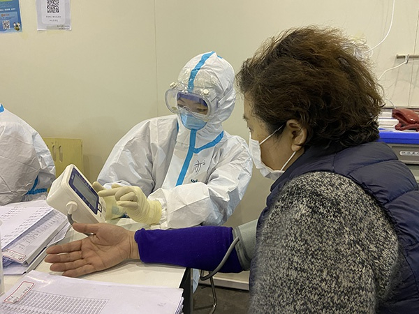 东西湖方舱医院B厅内，一名护士正在给患者监测生命体征。