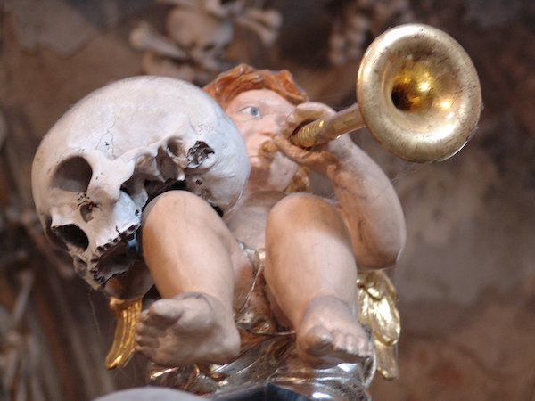 图2 人骨教堂 吹号角的天使，14-19世纪，库特纳霍拉 摄影 © MN