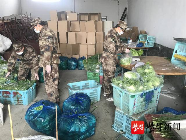 图为当地民兵帮助菜农销菜。