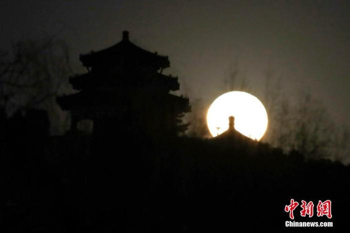 资料图：3月10日晚，“超级月亮”在北京登场。中新社记者 富田 摄