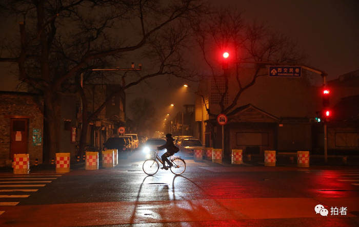 △ 2月29日，西交民巷，一位路人骑车经过路口。摄影/新京报记者薛珺